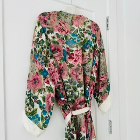 Vintage Floral Victoria's Secret Robe, One Size - Picture 9 of 9